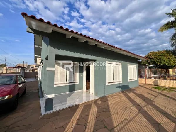 Casa Térrea Espaçosa de 3 Quartos com 4 Vagas e Salão de Festas no Bairro Harmônia - Canoas/RS
