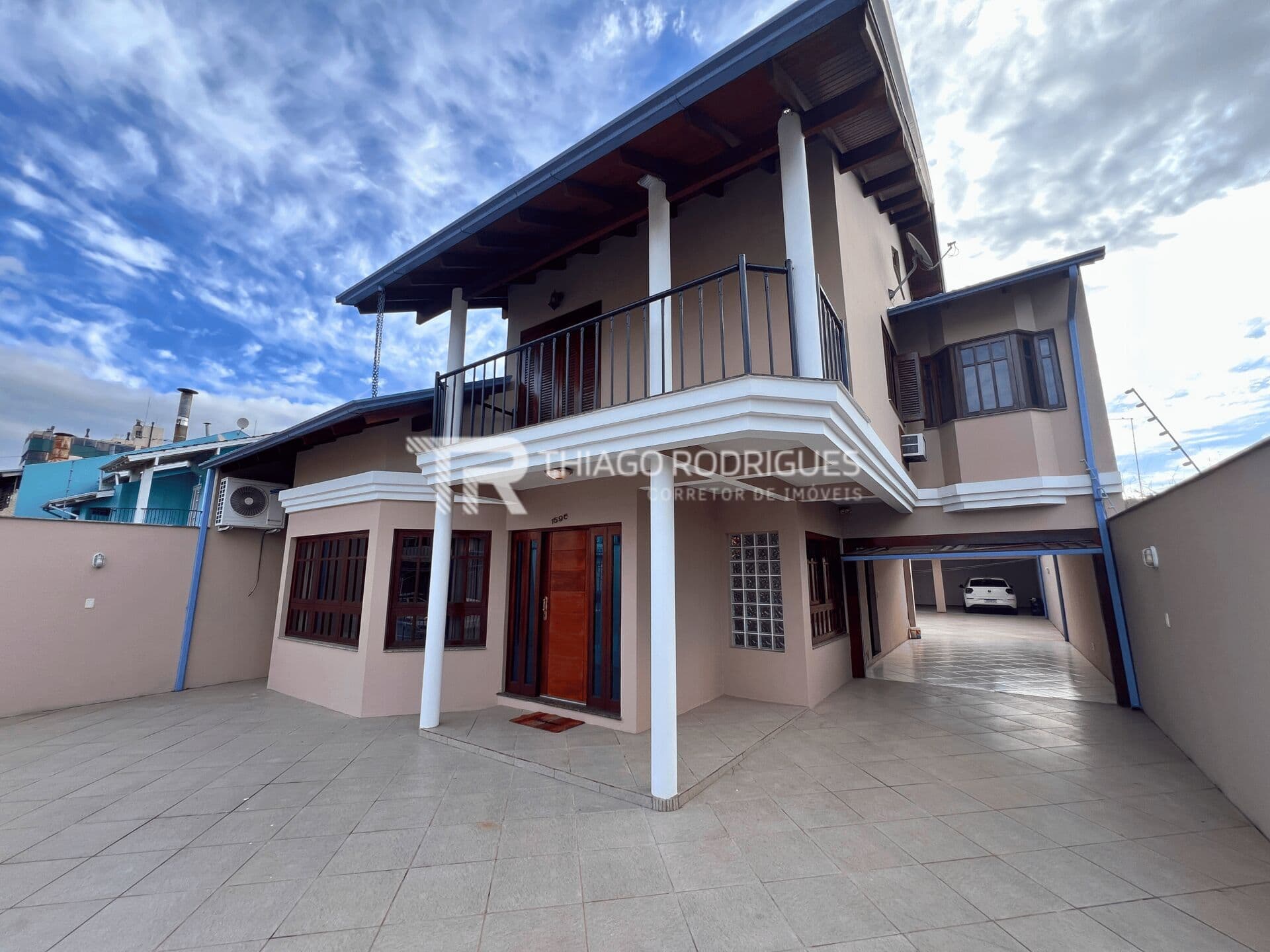 Casa com 340m² com 3 Suítes, Piscina e Sótão à Venda no Centro de Canoas/RS