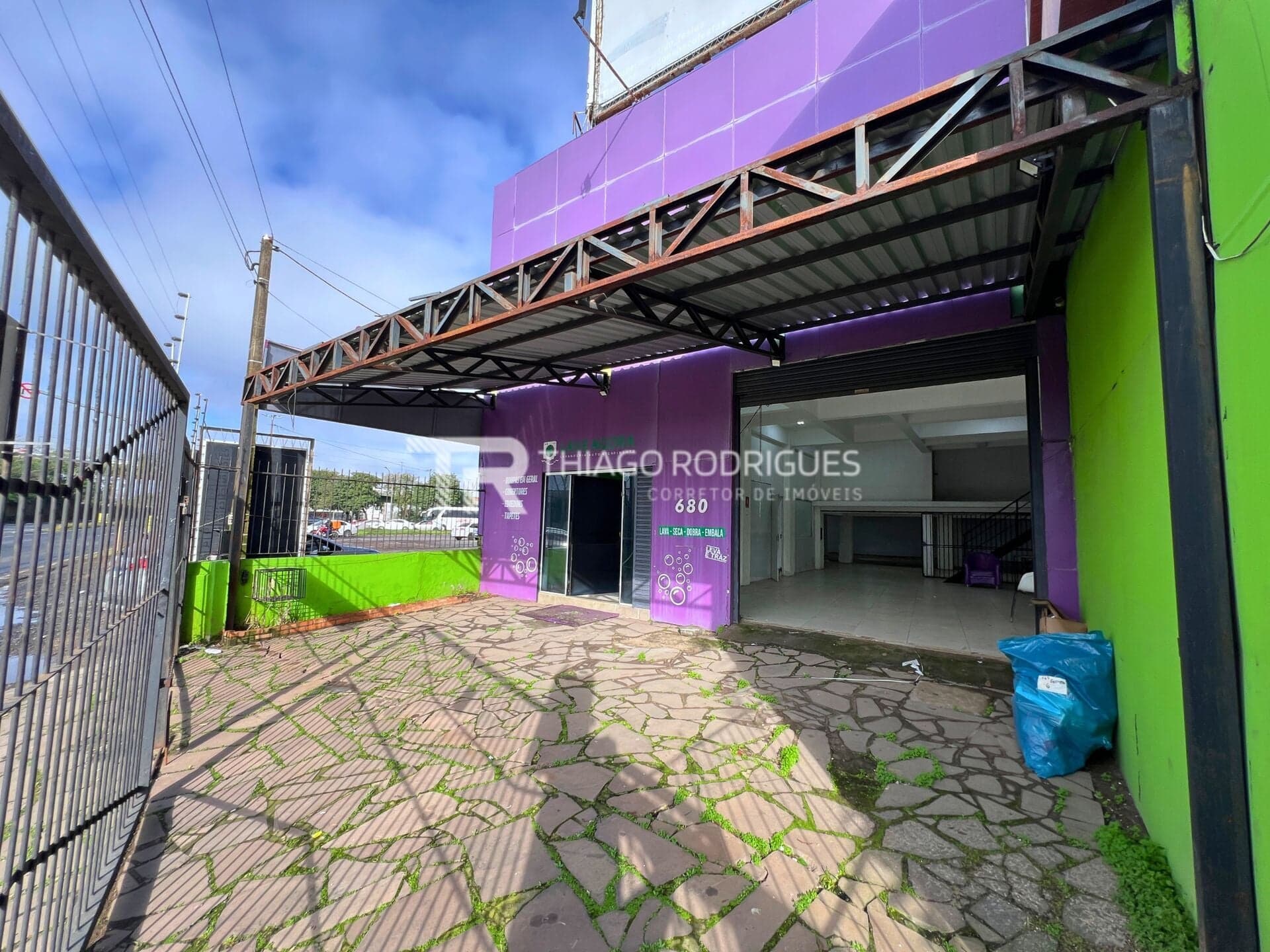 Loja Comercial de 300m² para Alugar na Av. Guilherme Schell com Pé Direito Duplo - Canoas/RS