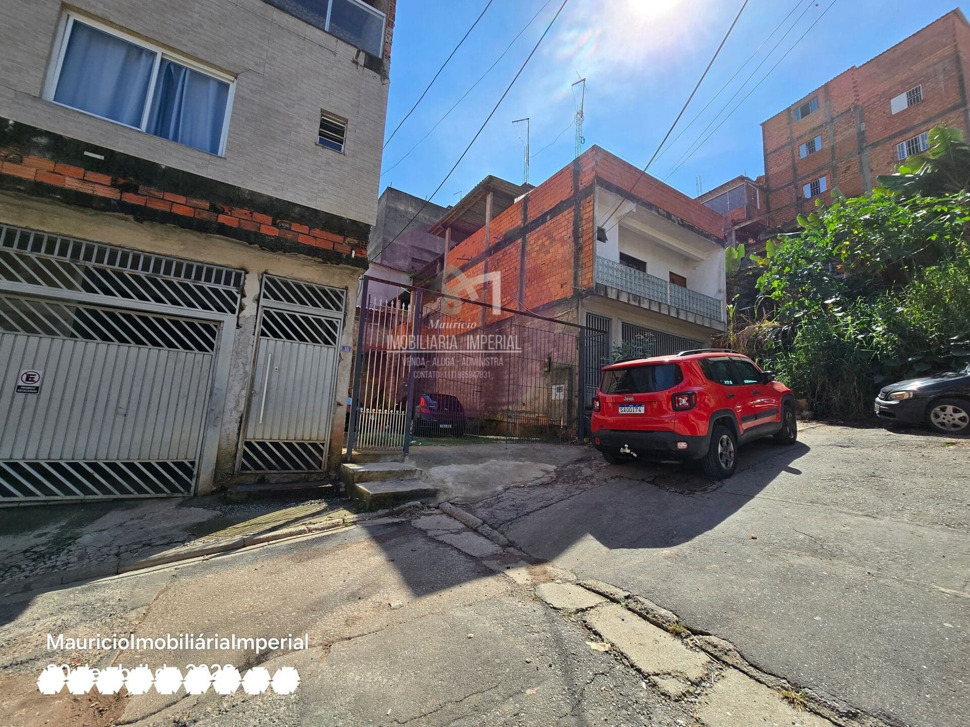 Casa Padrão EXCELENTE para pessoas que gostem de ter um terreno espaço pra realizar projeto de construção ou manter quintal