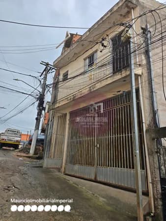 Casa Padrão 1ºANDAR |(SUBSOLO) FUNDOS com 3 cômodos w.c lavanderia e garagem coberta agua e luz medidor individual