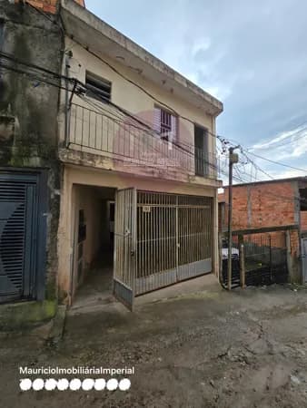 Casa Padrão 2ºANDAR Frente pra rua com 2 côm. w.c lavanderia agua e luz medidor individual