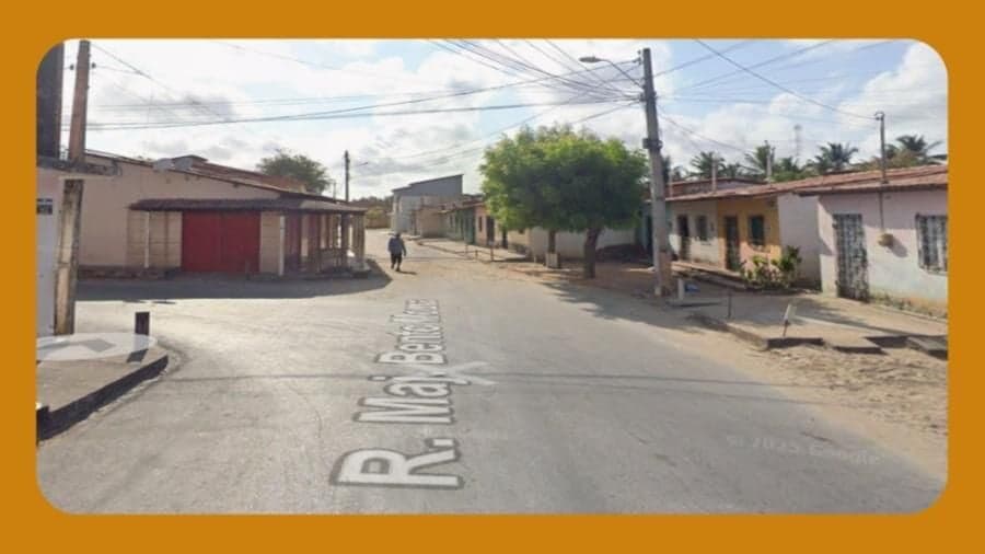 DOMÍNIO ÚTIL DO IMÓVEL NA RUA MAJOR BENTO MOURA, ACARAÚ/CE. MEDINDO 37,50M X 65,50M.