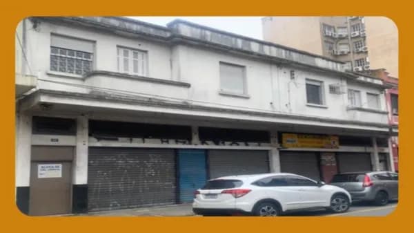 PRÉDIO CONSISTENTE EM UMA CASA E DUAS LOJAS NO PAVIMENTO TÉRREO, SOB OS NÚMEROS 61, 63, 65 E 67, NA RUA ITORORÓ, SANTOS/SP