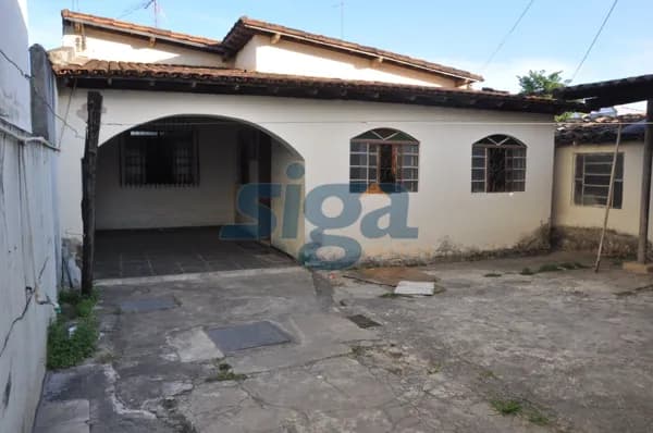 Casa bem localizada no centro da cidade
