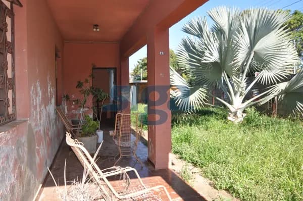 Casa com grande terreno no centro da cidade