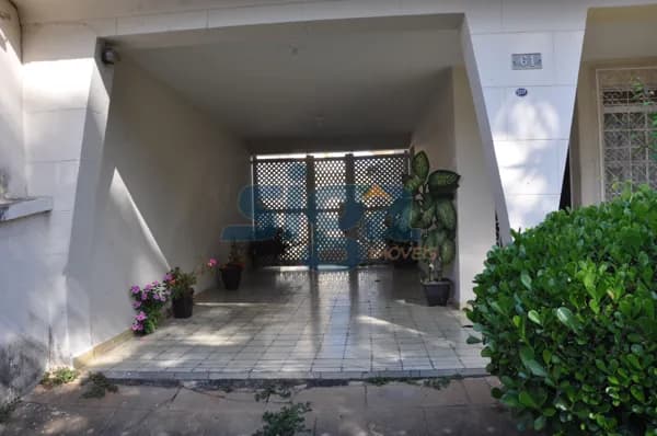Casa ampla e quintal, com excelente localização