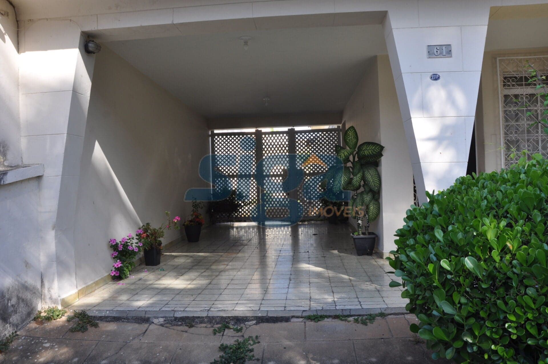 Casa ampla e quintal, com excelente localização