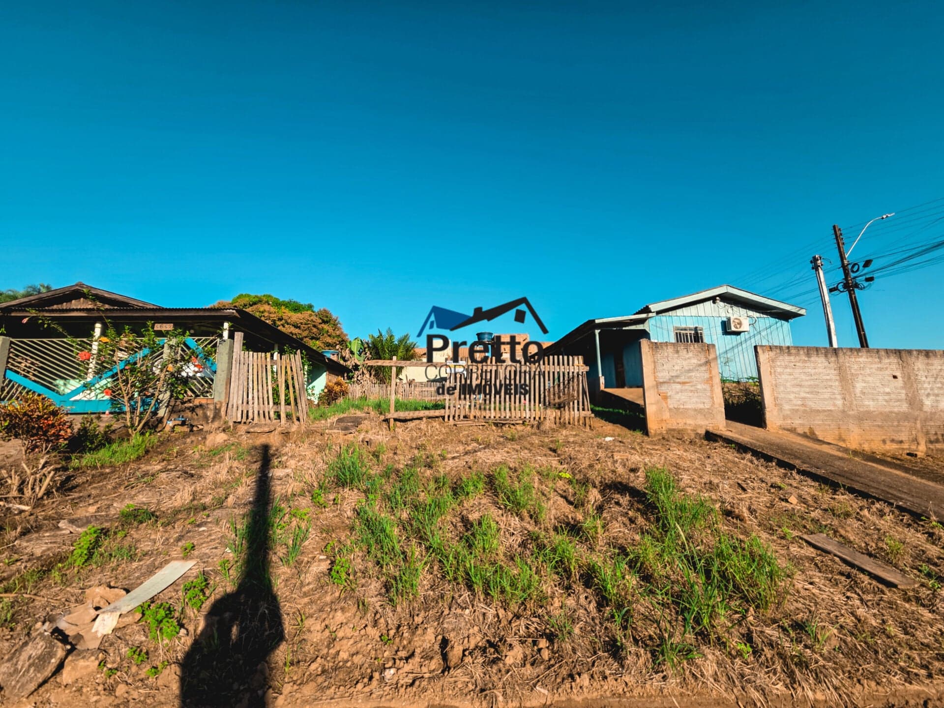 Vende-se Excelente Terreno Urbano, 100% Plano, medindo 160 m², com ótima localização em Colorado do Oeste/RO