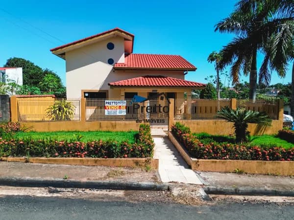 Vende-se Linda Casa em Alvenaria de esquina contendo 03 Dormitórios e com Excelente Localização em Colorado do Oeste/RO