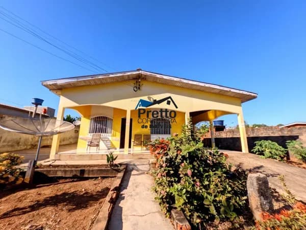 Vende-se Casa em Alvenaria com 03 Dormitórios e com terreno inteiro no Bairro Cruzeiro em Colorado do Oeste/RO