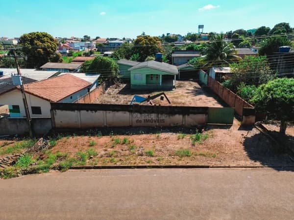 Vende-se ou troca por Sitio Casa em Alvenaria contendo 06 Dormitórios e com terreno inteiro no Centro de Colorado