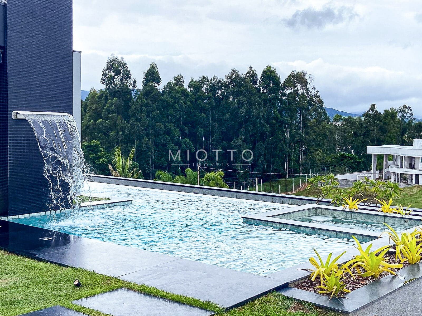 Casa térrea com 4 suítes no TERRAS DA ALVORADA em Jundiaí/SP por R$ 3.900.000