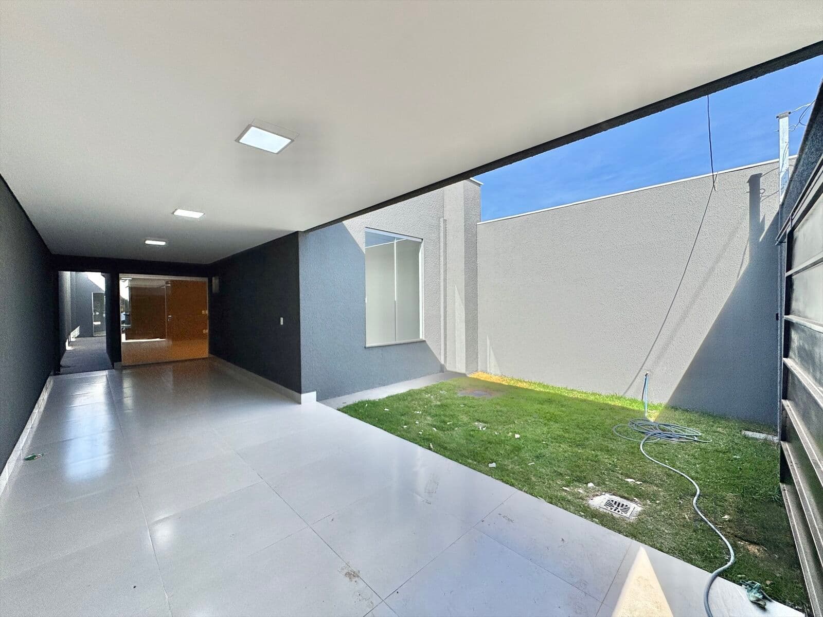Casa com 3 quartos sendo uma suíte a venda Vila Galvão Senador Canedo