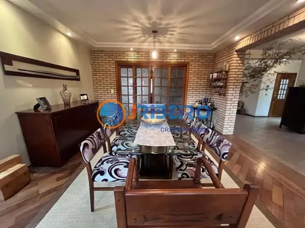 Casa com 269 mts² 4 dormiutórios 2 suítes 5 vagas, quintal