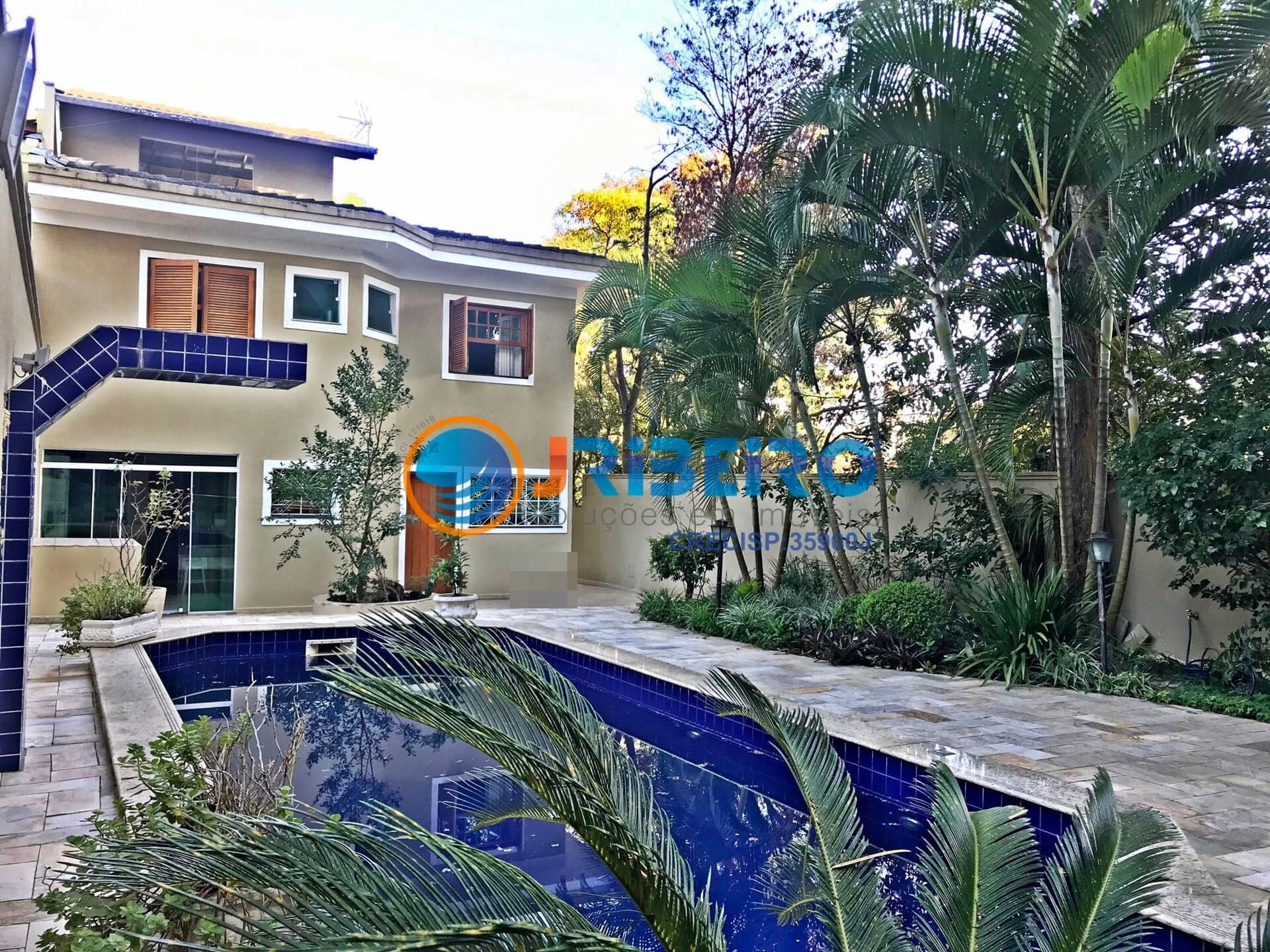 Casa à Venda com 4 Suítes / 7 Vagas / Piscina no Jardim Floresta