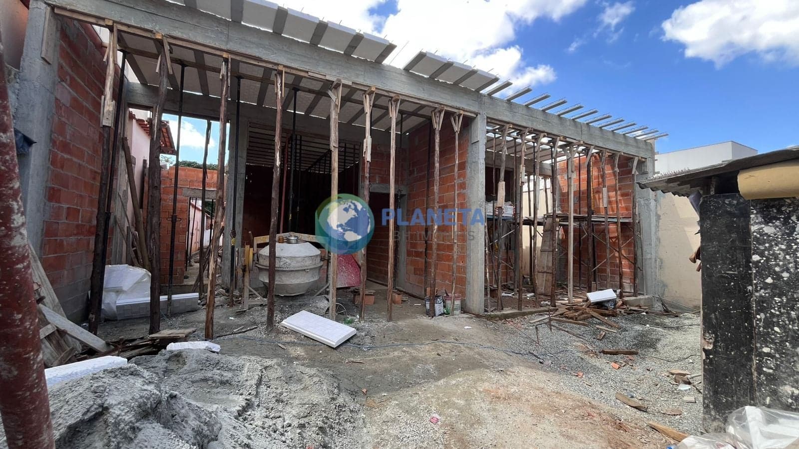 Casa Linear Geminada | 3 Quartos | 2 banhos | 2 Vagas | no Planalto |
