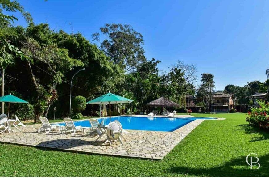Refúgio de Praia em Condomínio com Área Verde, com Piscina e Sauna | Locação Anual