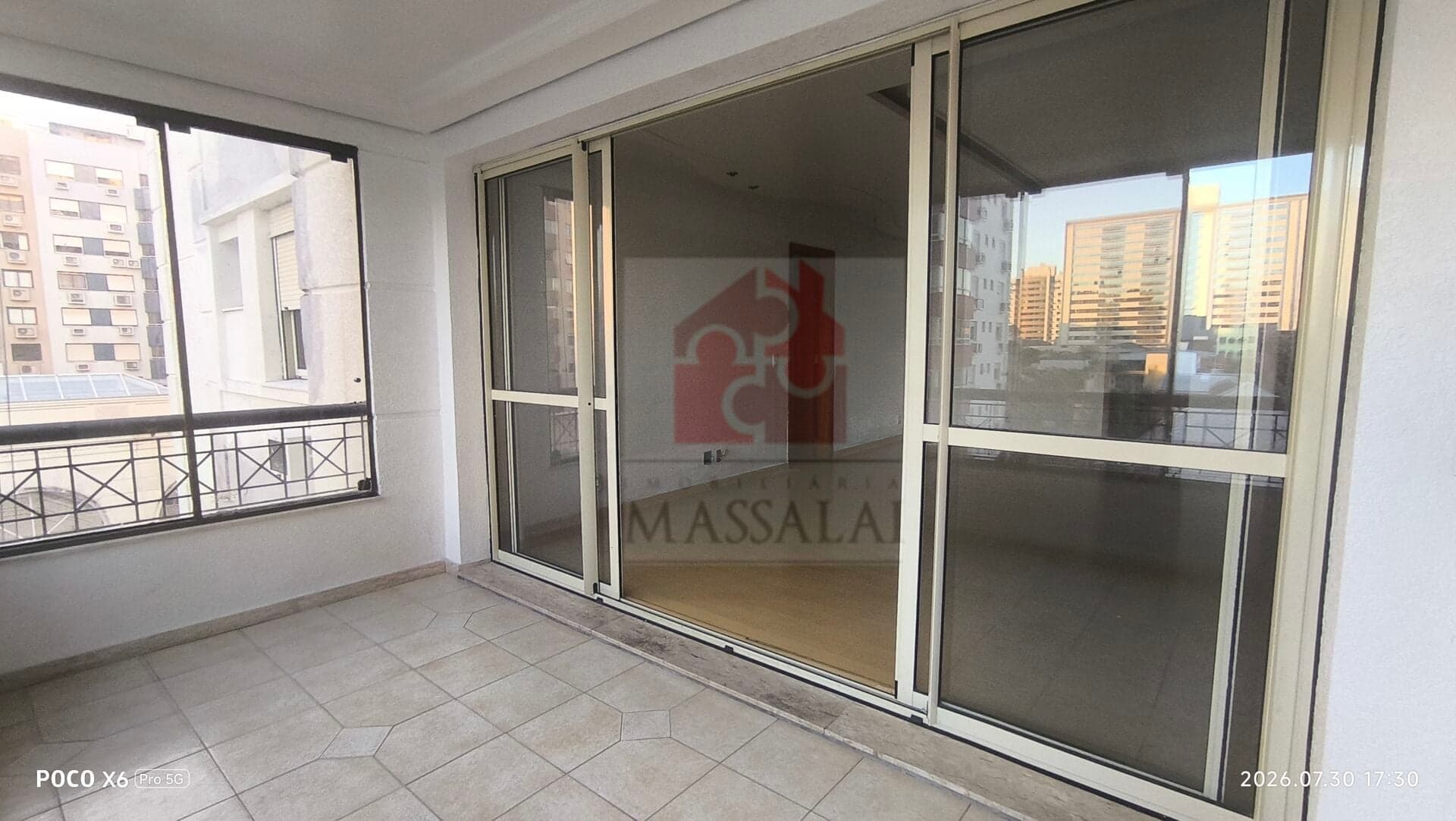 Apartamento em prédio de alto padrão no miolo do Menino Deus