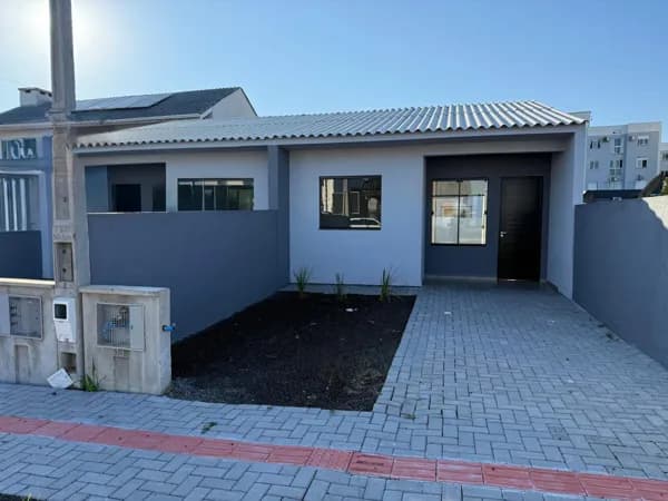 Casa Geminada com Pátio Murado