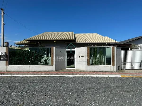 Casa Mobiliada à Venda no Centro de Balneário Piçarras | 180m² e 700m da Praia