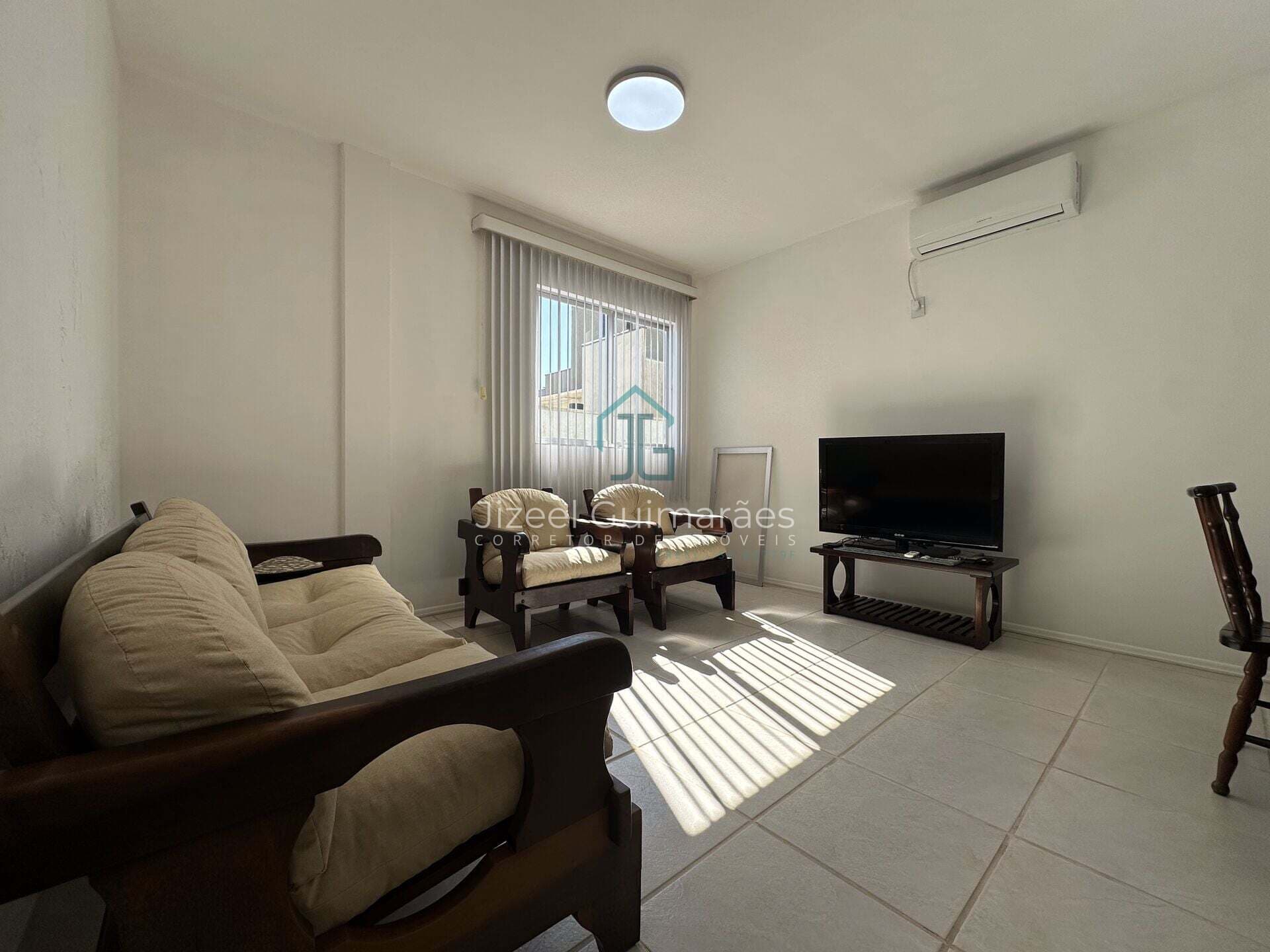 Apartamento Semi Mobiliado à Venda no Centro de Balneário Piçarras | 150m da Praia