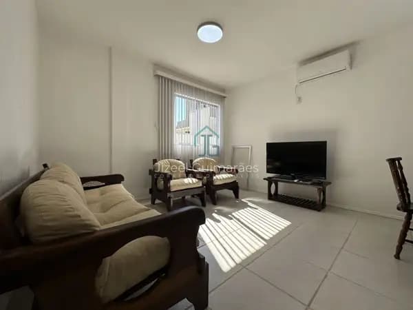 Apartamento Semi Mobiliado à Venda no Centro de Balneário Piçarras | 150m da Praia