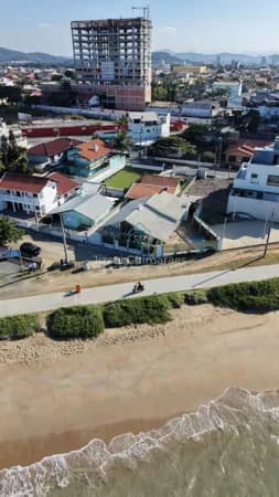 Casa Frente Mar à Venda em Penha | 250m², Piscina e Pé na Areia