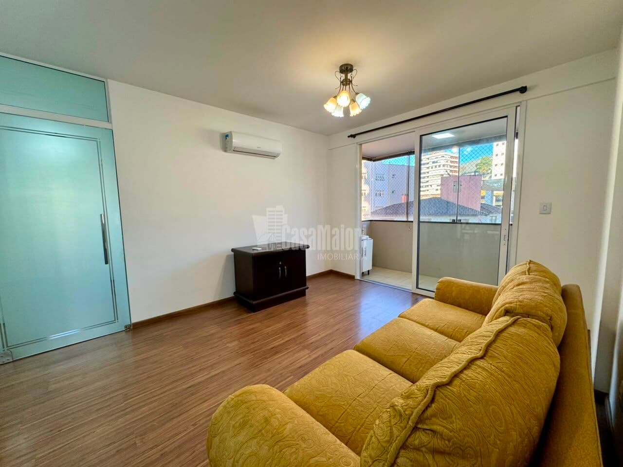 Amplo Apartamento no Centro com 2 dormitórios e sacada!