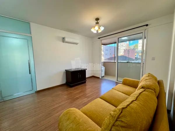 Amplo Apartamento no Centro com 2 dormitórios e sacada!