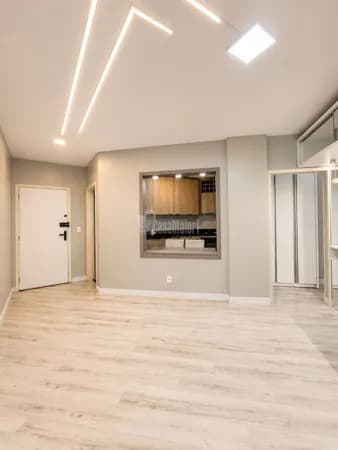 Apartamento Central de 2 dormitórios com 2 sacadas!