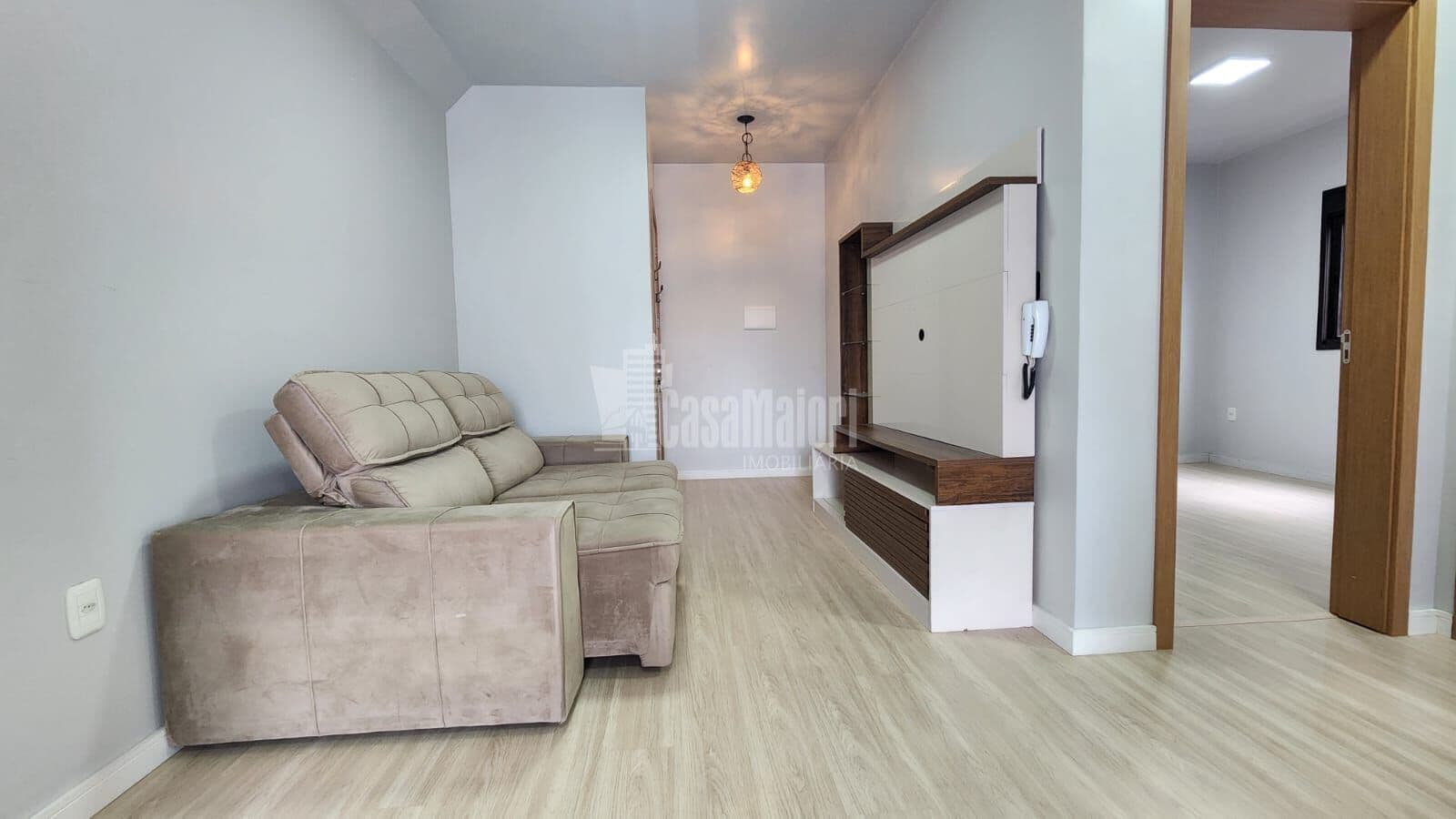 Apartamento semi-mobiliado de 2 dormitórois com sacada
