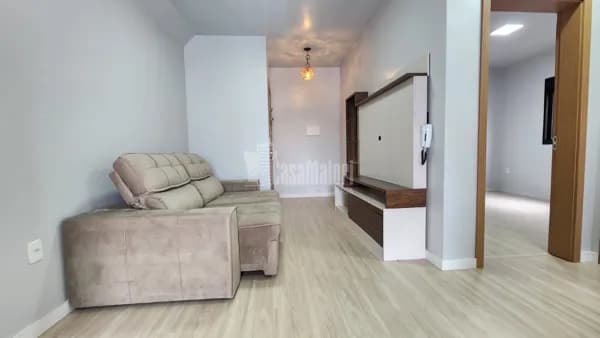 Apartamento semi-mobiliado de 2 dormitórois com sacada