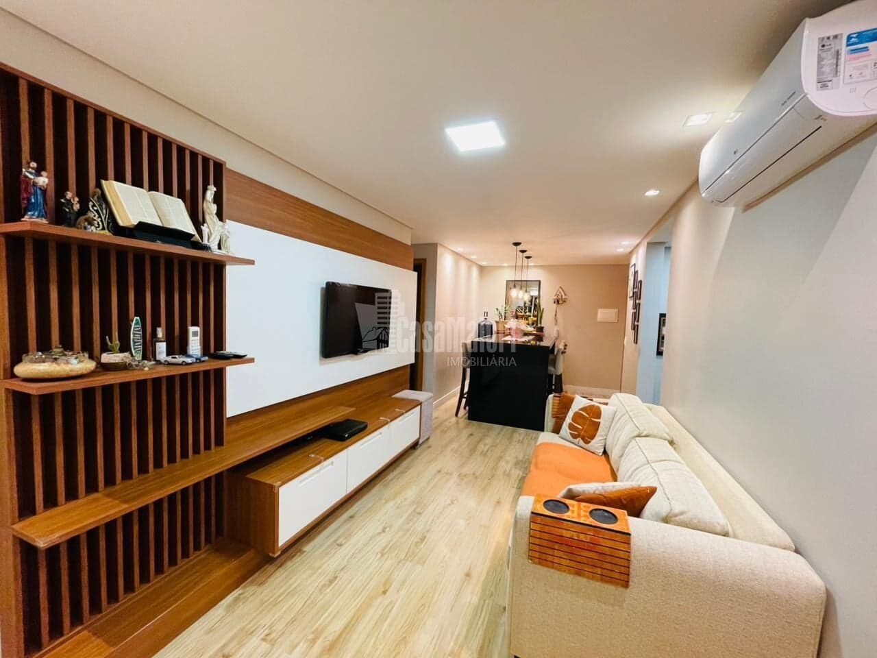 Apartamento semi-mobiliado com 2 dormitórios