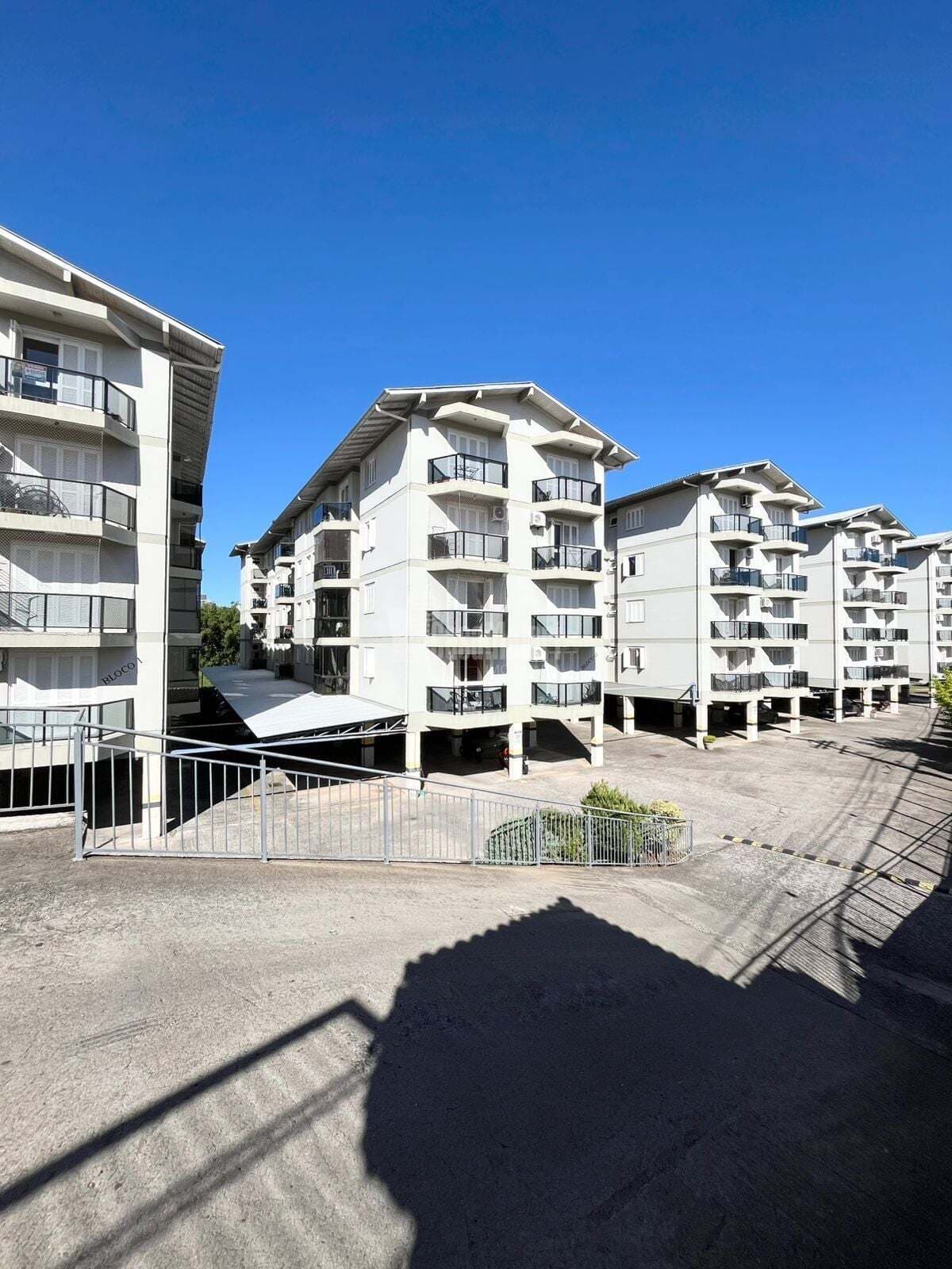 Apartamento Semi-mobiliado com sacada na Cohab!