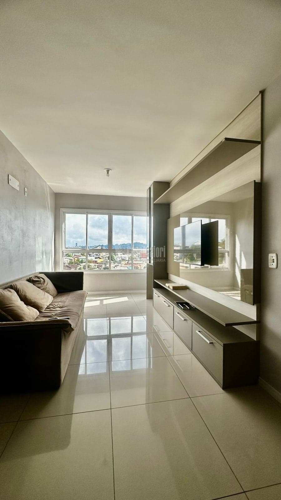 Apartamento semi-mobiliado com 2 dormitórios