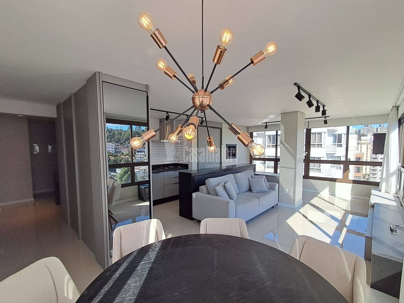 Apartamento finamente mobiliado de 2 dormitórios com suíte