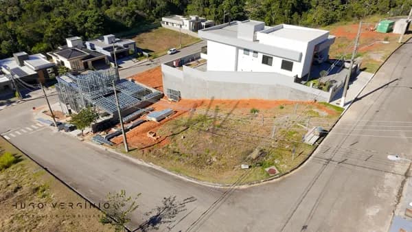 Terreno de esquina com 450m² em condomínio fechado - São José