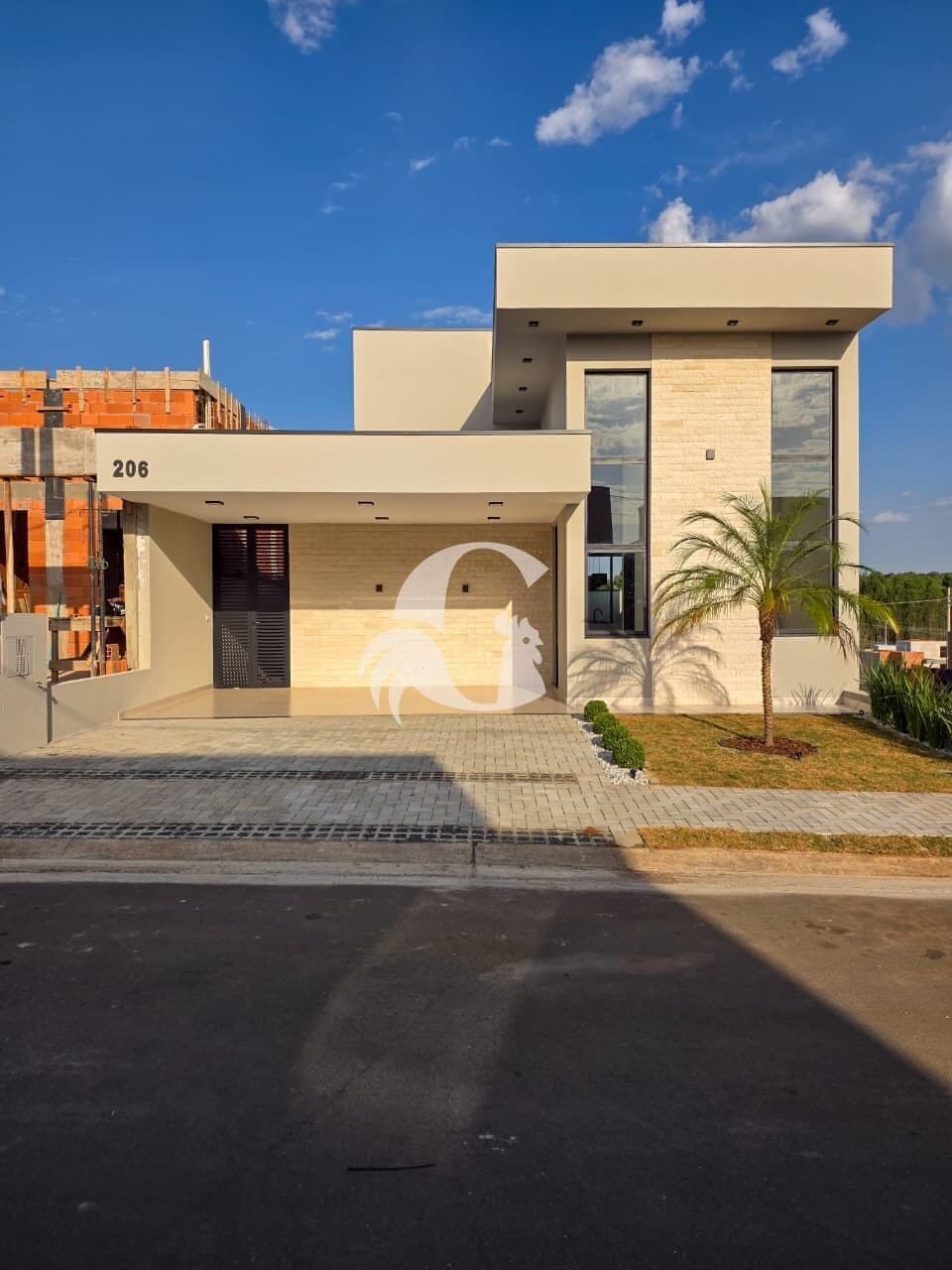 Casa Contemporânea com Marcenaria Premium, Deck de Madeira e Home Office | Condomínio Fechado – Mogi Mirim/SP