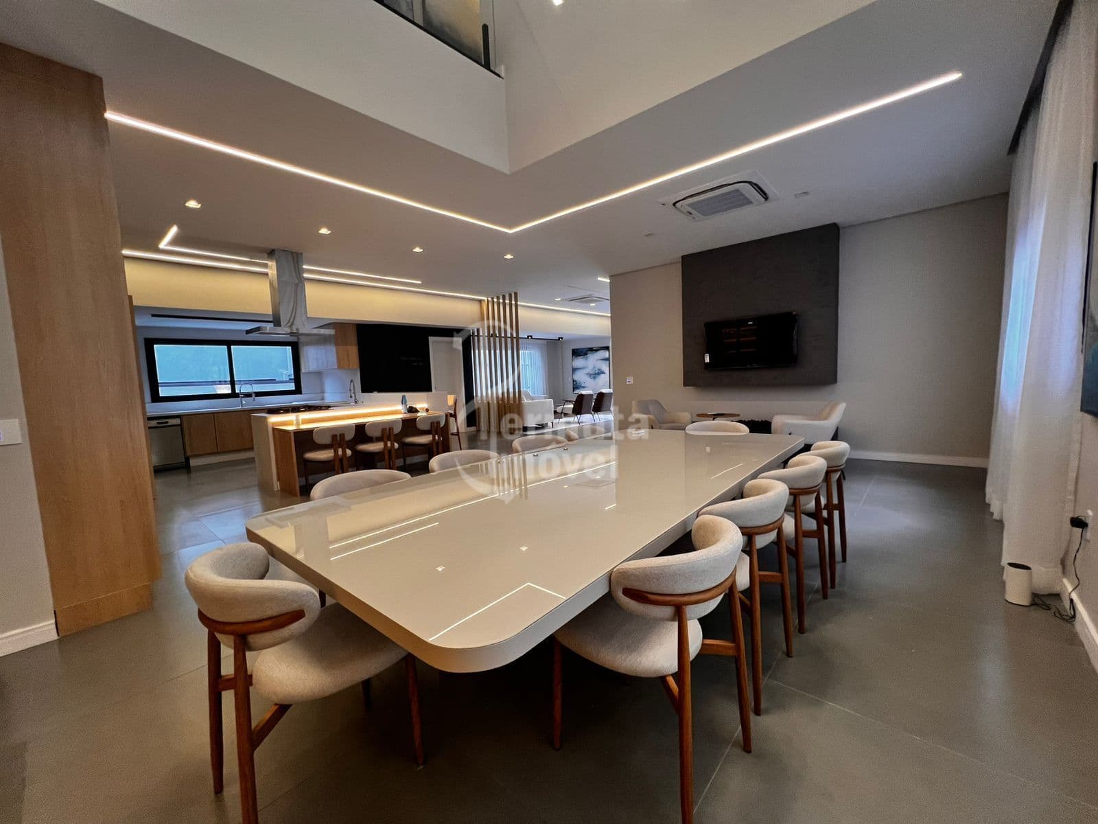 Casa à Venda no Alphaville Residencial 2 com 5 Suítes, Elevador e 560m²