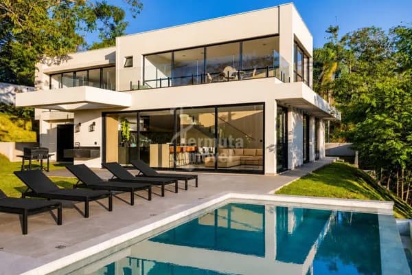 Casa contemporânea mobiliada com 5 suítes, piscina de borda infinita e vista permanente | Condomínio Porta do Sol