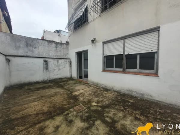 Apto 2 dormitórios + 1 dormitório ou gabinete, 2 banheiro, sala, cozinha, lavanderia e 2 Pátios internos privativos, sem garagem