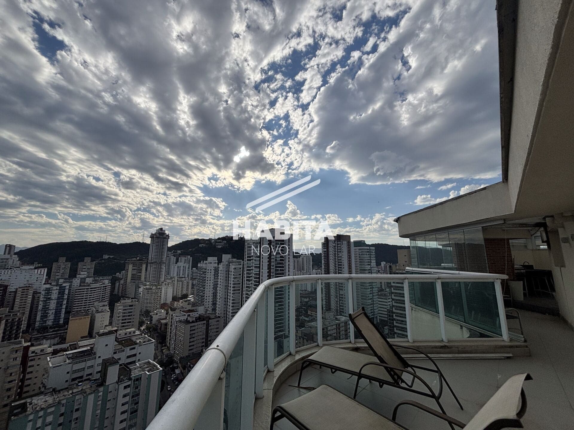 Apartamento Cobertura Duplex de 1 dormitório em Gonzaga, Santos/SP