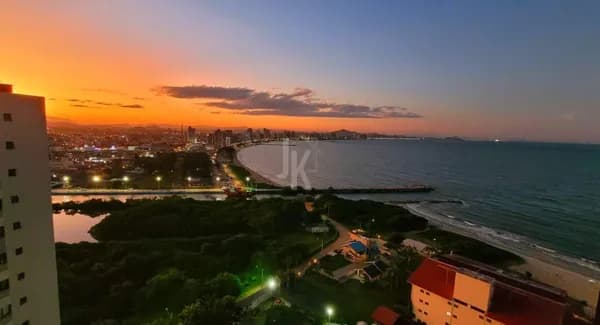 Apartamento no último andar, vista permamente mar e 100% mobiliado