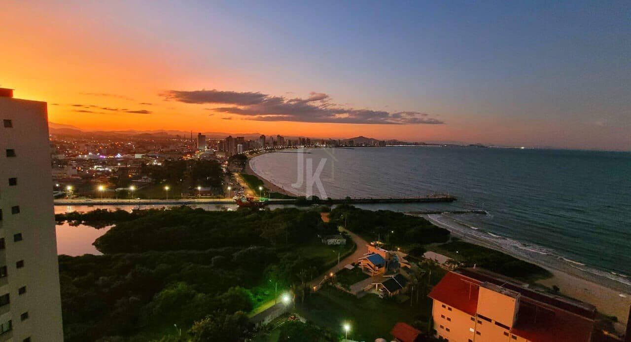 Apartamento no último andar, vista permamente mar e 100% mobiliado