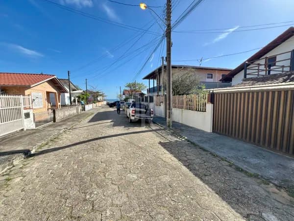 Raridade à Beira-Mar: Casa Exclusiva na Praia da Armação – Penha/SC