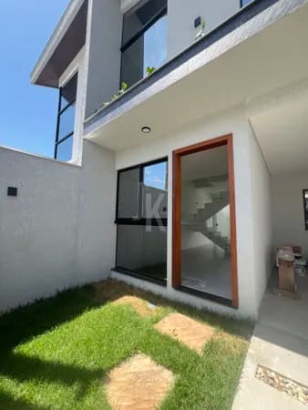 Sobrado moderno, com 2 suítes, apenas 750m do mar!