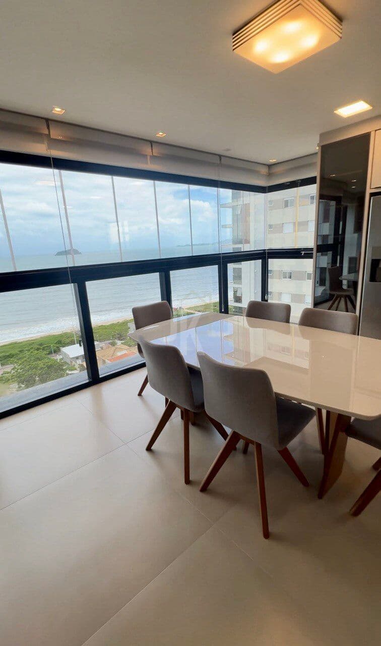 Apartamento semi mobiliado, frente mar, com 3 suítes, 2 vagas e vista fantástica