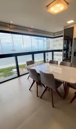 Apartamento semi mobiliado, frente mar, com 3 suítes, 2 vagas e vista fantástica