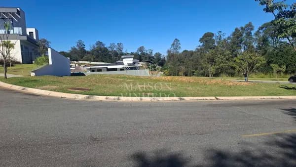 Terreno de esquina a venda no Condomínio Arbotum em Vinhedo